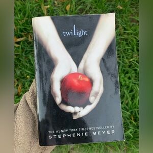 Twilight by Stephenie Meyer - Black Cover